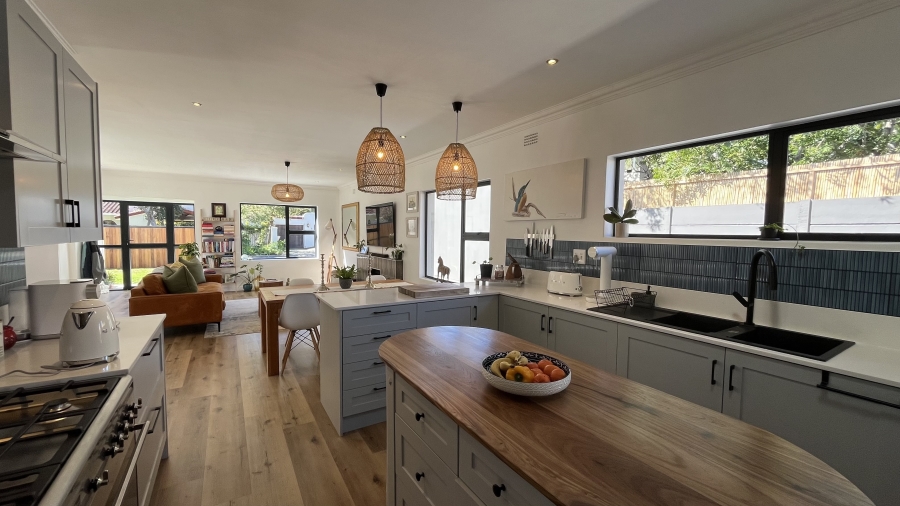 5 Bedroom Property for Sale in Clovelly Western Cape